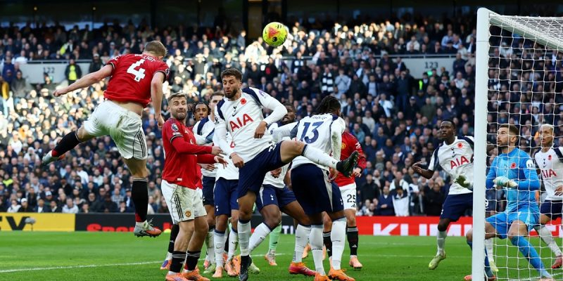 Manchester United sai na frente, leva a virada do Tottenham nos acréscimos, mas arranca o empate no apagar das luzes com De Ligt