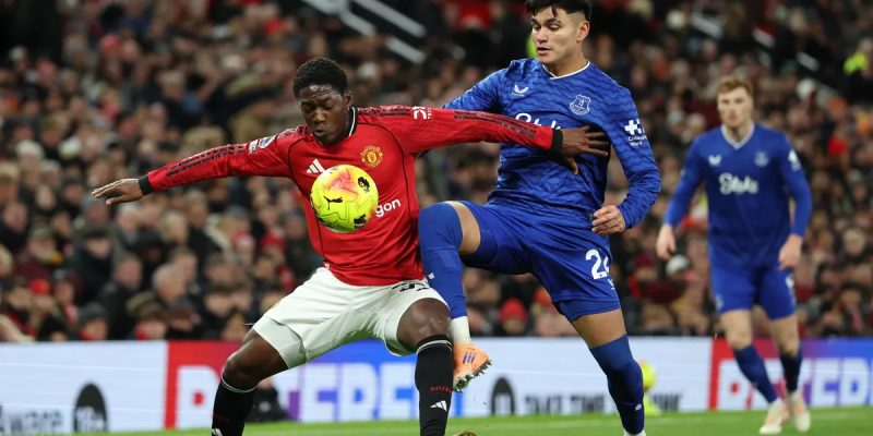 Mesmo com um jogador a mais durante 88 minutos, o Manchester United é derrotado pelo Everton no Old Trafford